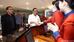Menhub Sambut Penumpang Kedatangan Perdana di Terminal 3