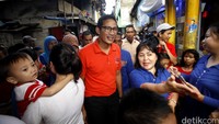 Sandiaga menyusuri gang-gang sambil menyapa warga.