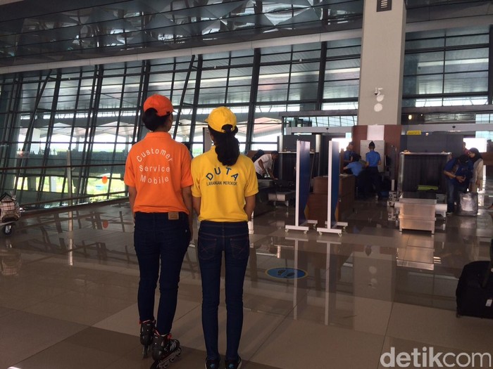 Customer Service Mobile, berkeliling menggunakan sepatu roda di T3 Ultimate, dan Duta Anti Rokok (Foto: Rina Atriana/detikcom)