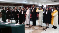 Para advokat diambil sumpahnya.