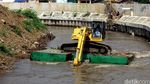 Lumpur Sungai Ciliwung Dibersihkan