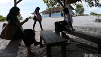 Sekolah itu pun didirikan pada 2012 di atas lahan desa setempat yang dulunya bekas tambang timah. Replika itu dibangun berjarak sekitar 200 meter dari gedung SD Muhammadiyah Gantong yang berdindingkan tembok.