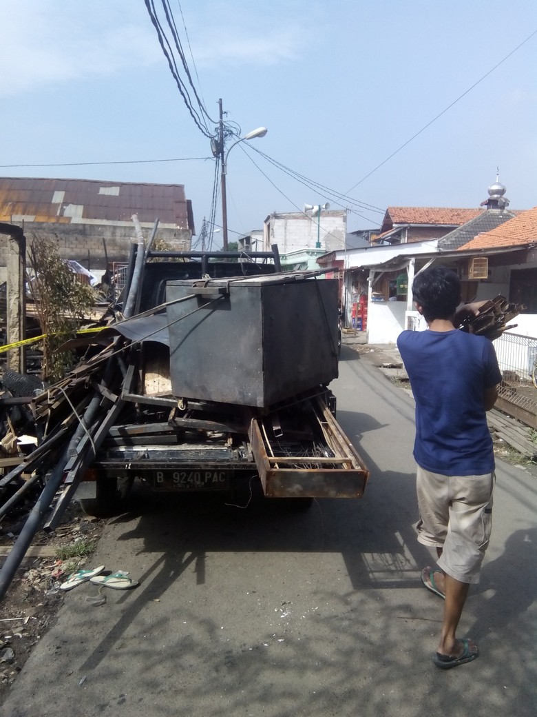 Asa Warga Duren Sawit Cari Rongsokan untuk Bangun Tenda di 