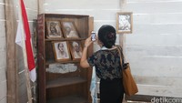 Wisatawan tak hanya penasaran dengan bangunannya saja. Tapi juga berburu foto di setiap detilnya. Seperti turis yang satu ini (Agung/detikTravel)