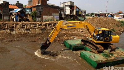 Lumpur Sungai Ciliwung Dibersihkan