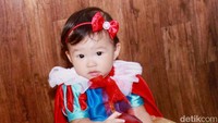 Thalia tampak menggemaskan dibalut kostum Snow White. Pool/Gus Mun/detikFoto.