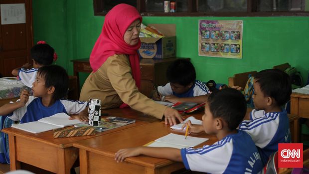 Gambar Guru Sedang Mengajar Di Kelas Kartun - Tempat ...