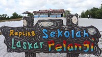Efek kuno pun terlihat jelas dari dua kayu penyangga bangunan, atap yang bocor di sana-sini dan dinding kayu yang berlubang. Replika SD Muhammadiyah ini merupakan salah satu tempat wisata yang wajib didatangi wisatawan saat berkunjung ke Belitung.
