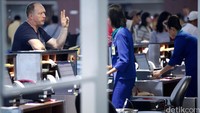 Para petugas dari Garuda akan memberikan informasi kepada para penumpang agar tidak kebingungan.