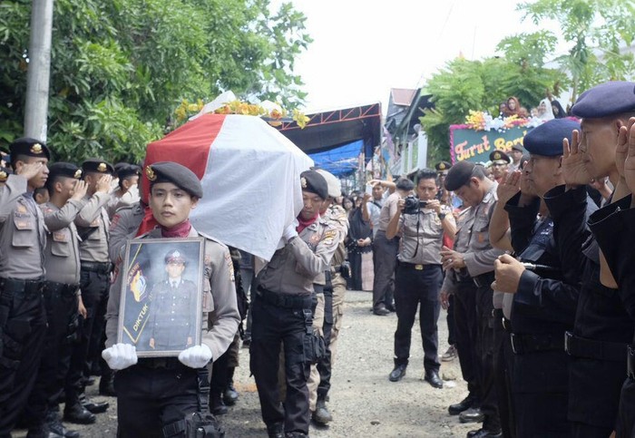 Jenazah Bripda Michael Korban Bentrokan Polisi-Satpol PP Makassar Dimakamkan