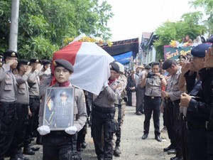 Jenazah Bripda Michael Korban Bentrokan Polisi-Satpol PP Makassar Dimakamkan