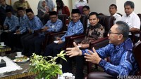 Pertemuan untuk mengklarifikasi pernyataan Zulkifli Hasan. Sebelumnya Ketua MPR itu mengatakan Jangan melakoni profesi sebagai politisi, tapi perilakunya seperti PNS, itu sangat keliru. Misalnya politisi tidak aktif kalau ketua umumnya tidak datang. Nah itu perilaku PNS.
