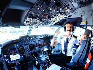Pilot Cantik Asal Swedia Pikat Traveler di Instagram