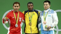 Medali emas direbut atlet Kolombia, Oscar Albeiro Figueroa Mosquera, dengan total angkatan 318 kg. Figueroa mengangkat beban 142 kg pada angkatan snatch dan 176 kg pada angkatan clean & jerk. REUTERS/Yves Herman.