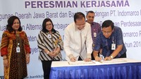 Penandatanganan kerjasama dilakukan Dirut BJB Ahmad Irfan dengan disaksikan Bupati Tangerang Zaki Iskandar. Ist/BJB.