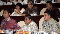 Rapat tersebut dihadiri Ketua KPU Juri Ardianto dan jajarannya Ketua Bawaslu Muhammad dan Direktur Jendral Otonomi Daerah Kementerian Dalam Negeri Soni Sumarsono.