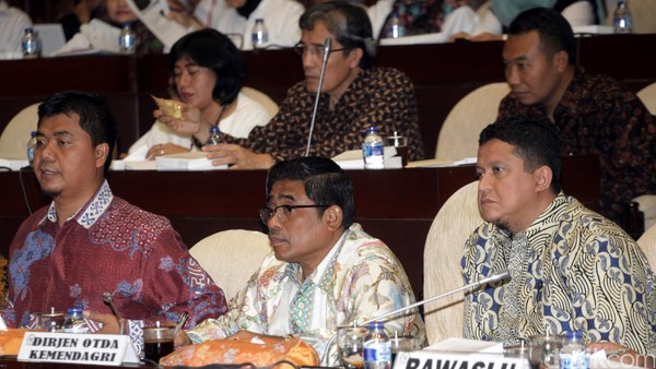 Komisi II Raker dengan KPU, Bawaslu dan Dirjen Otda