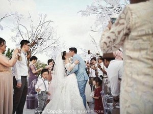 Ciuman Mesra Samuel-Franda, Ariel Tatum Unggah Foto Berbikini