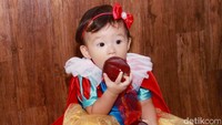 Nyam! Thalia memakan apel yang ada di tangannya.  Pool/Gus Mun/detikFoto.