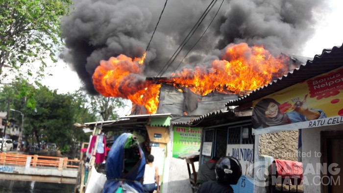 Kebakaran Melanda Pemukiman Padat di Tambora Jakbar