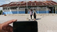 Replika Laskar Pelangi  berjarak sekitar 90 kilometer dari Bandar Udara Tanjung Pandan atau sekitar 20 kilometer dari Ibu Kota Kabupaten Belitung Timur di Manggar.
