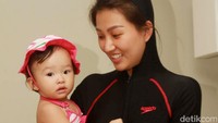 Thalia tampak cute kenakan bikini pink-putih. Pool/Gus Mun/detikFoto.