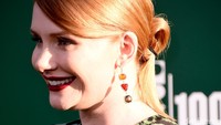 Aksesori anting yang menjuntai melengkapi penampilannya. Frazer Harrison/Getty Images/detikFoto.