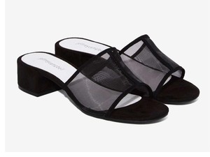 Editors Choice: Variasi 5 Sepatu Hitam Berjaring untuk Tampil Ala 90-an