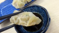 Gyoza panggang enak dijadikan sebagai makanan pembuka. Cocol dengan kuah shoyu yang asin gurih.