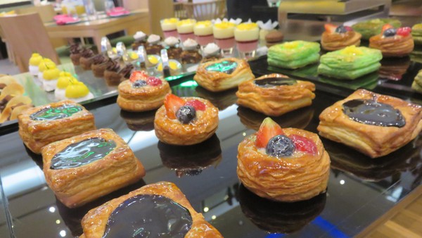Menikmati Vanilla Bourbon Tea dengan Aneka Cake Mungil
