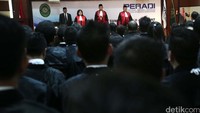 Dengan demikian, para advokat yang tergabung dalam Perhimpunan Advokat Indonesia (Peradi) di bawah kepemimpinan Juniver Girsang ini, telah dapat beracara memegang perkara hukum.