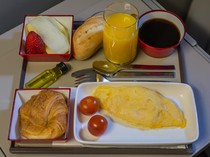 Tersedak Saat Makan di Pesawat, Penumpang Qatar Airways Ini Berakhir Tewas