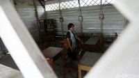Wisatawan melihat kelas di SD Laskar Pelangi.