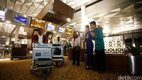 Para penumpang penerbangan perdana Garuda Indonesia di Terminal 3 Ultimate mulai berdatangan.