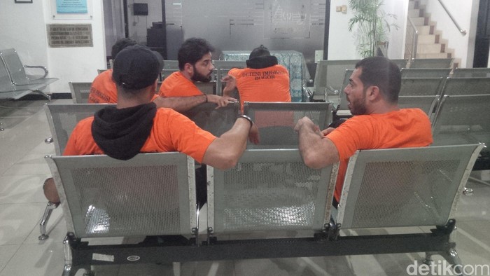 Kerja Jadi Tukang Cukur, 6 Imigran Asal Irak Ditangkap Petugas Imigrasi