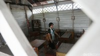Wisatawan di dalam kelas. Efek kuno pun terlihat jelas dari dua kayu penyangga bangunan, atap yang bocor di sana-sini dan dinding kayu yang berlubang (Agung/detikTravel)