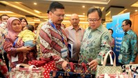 Bambang Brodjonegoro melihat-lihat produk yang dipamerkan.