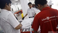 Para pekerja Lion Parcel mengemas paket.