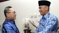 Ketua MPR Zulkifli Hasan menyambut kedatangan Ketua Umum Dewan Pimpinan Korpri Nasional (Korpri), Zudan Arif Fakrulloh.
