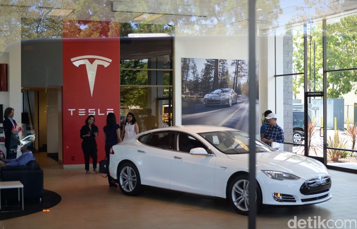 Mobil Listrik Tesla di SIlicon Valley