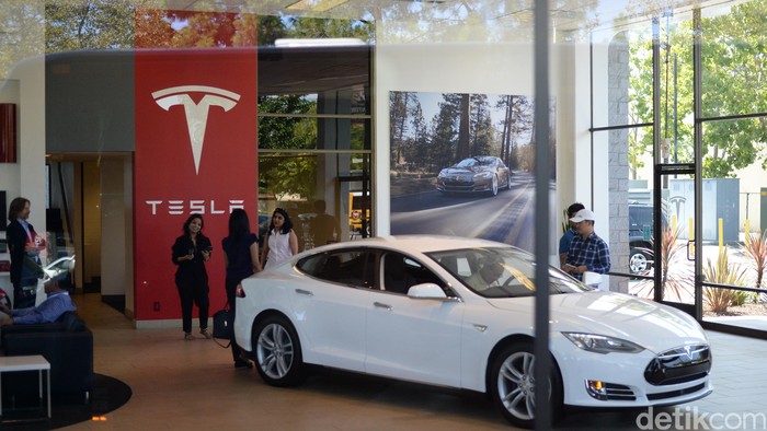 Mobil Listrik Tesla di SIlicon Valley