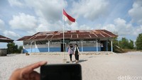 Bangunan replika ini dibangun di atas bukit pasir dan dekat dengan danau serta dermaga. Kayu-kayunya sudah lapuk membuat tempat ini semakin dramatis (Agung/detikTravel)