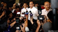 Menhub mengakhiri kunjungannya di Terminal 3 Ultimate dengan menyapa penumpang kedatangan dari Palembang. Para penumpang ini adalah rombongan penumpang pertama yang mendarat di terminal tersebut.