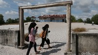 SD Laskar Pelangi di Belitung ini terletak di atas bukit pasir dan dekat dengan danau serta dermaga yang kayu-kayunya sudah lapuk membuat tempat ini semakin eksotis.
