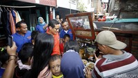 Sandiaga juga menyapa pedagang kaki lima.