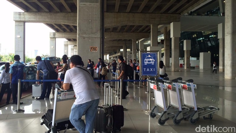 Alternatif transportasi ke T3 Ultimate Bandara Soekarno-Hatta: taksi, bus Damri hinga shuttle bus (Foto: Rina Atriana/detikcom) Alternatif transportasi ke T3 Ultimate Bandara Soekarno-Hatta: taksi, bus Damri hinga shuttle bus (Foto: Rina Atriana/detikcom)