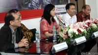 Commercial Division Head Sinarmas Land Stevanus Hartono Adjiputro, CEO Commercial Sinarmas Land ALim Gunadi, Sales & Promotion Departement Head of The Elements Project Evelyn Widjaja, Project Manager of Hyundai Engineering & Construction Mr. Kang, dan Director of Nusa Konstruksi Enjinering Teguh Setiono menggelar jumpa pers di Jakarta, Selasa (9/8/2016).