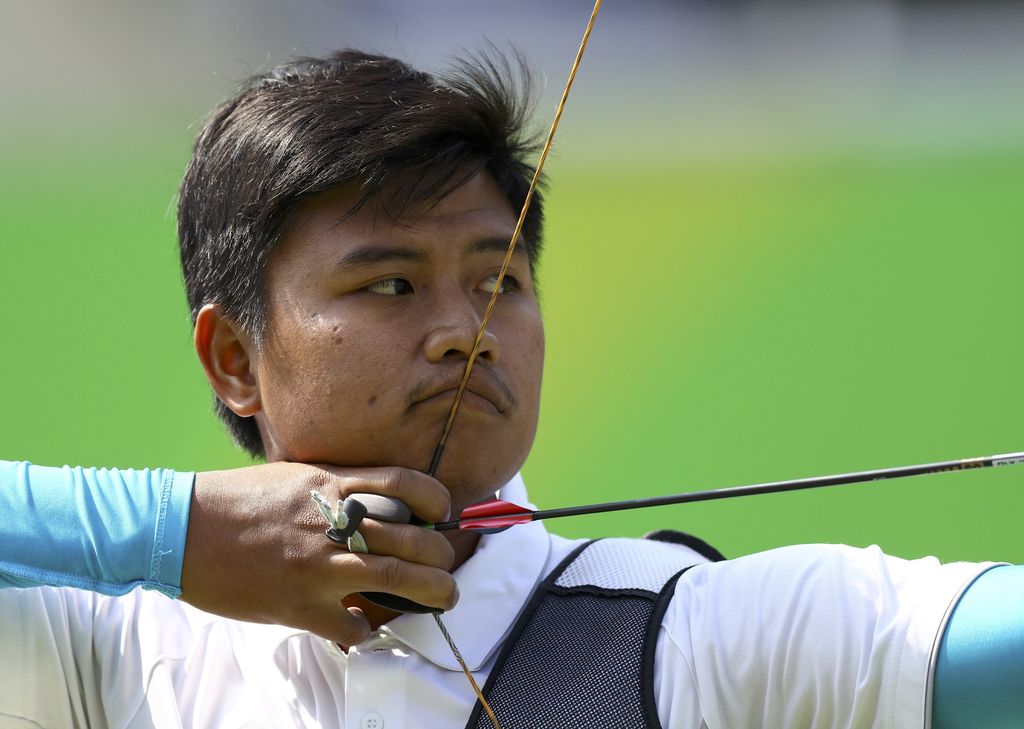 2016 Rio Olympics - Archery - Preliminary - Men's Individual 1/32 Eliminations - Sambodromo - Rio de Janeiro, Brazil - 08/08/2016. Riau Ega Agatha (INA) of Indonesia competes.  REUTERS/Leonhard Foeger  FOR EDITORIAL USE ONLY. NOT FOR SALE FOR MARKETING OR ADVERTISING CAMPAIGNS.
