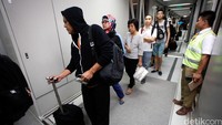 Para penumpang mengantre memasuki pesawat.