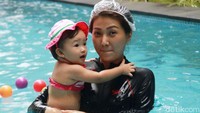 Sarwendah dan Thalia saat melakukan pemotretan di kawasan Bintaro, Jakarta Selatan, Selasa (9/8/2016). Pool/Gus Mun/detikFoto.